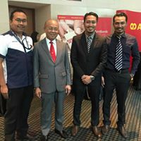 AmBank Group Chairman Tan Sri Azman Hashim with Branch Head Mr. Mohamad Yasser (2nd from right), accompanied by CGC Malaysia's Assistant Relationship Managers; Mr. Mohd Nizam Mohd Nawi (far left) and Mr. Ahmad Aidil Yazid (far right)