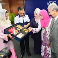 Datuk Mohd Zamree giving the VIPs a brief description on the contents of the memento, which are produced by CGC's customers