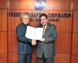 Dari kiri:  Presiden dan Ketua Pegawai Eksekutif CGC, Datuk Azhar Wan Ahmad dan Pengarah Urusan Kumpulan SME Bank, Datuk Mohd Radzif Mohd Yunus selepas acara memeterai kolaborasi perjanjian PG baru-baru ini.